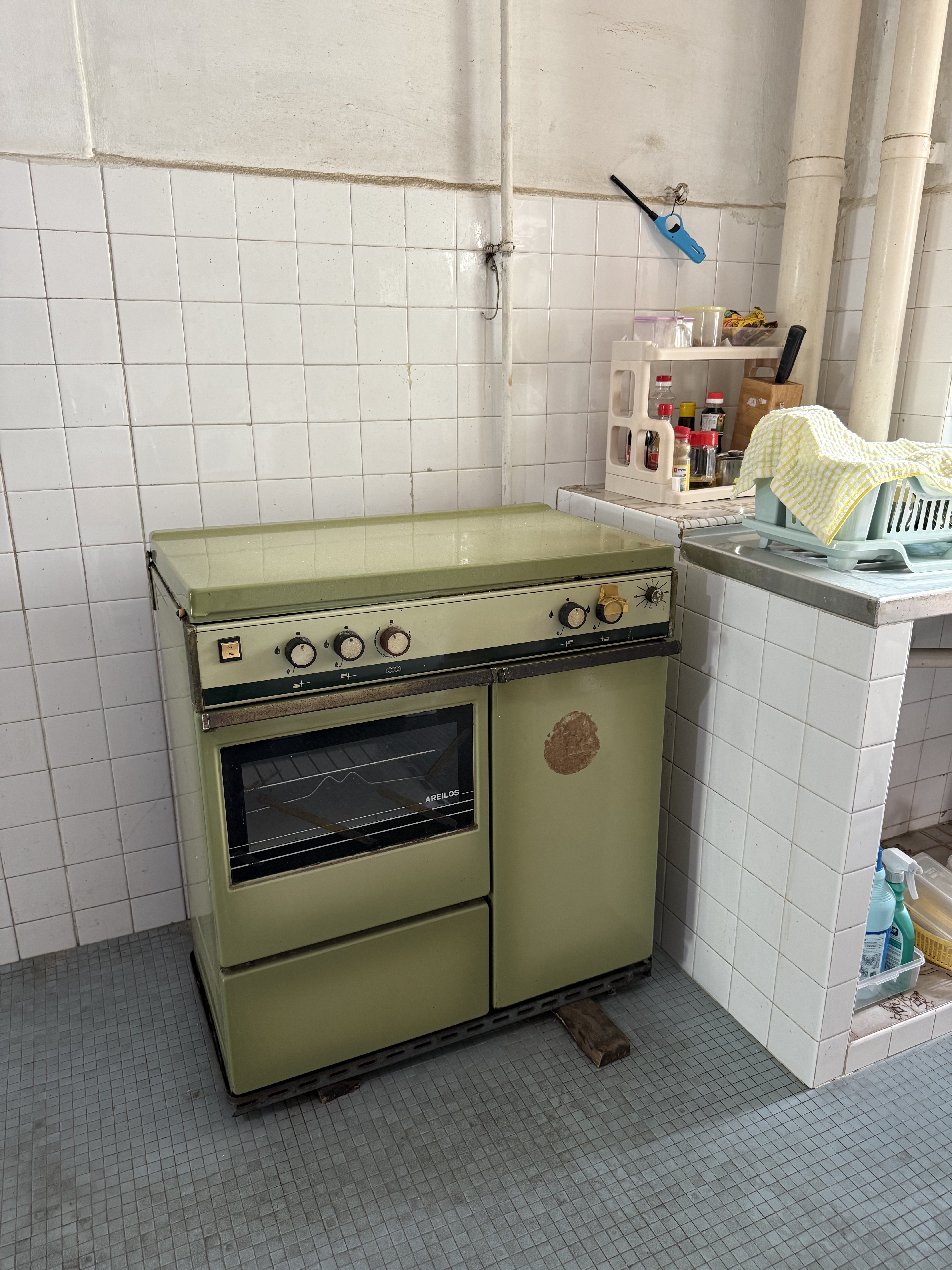 Old stove removal from a kitchen in Ang Mo Kio.